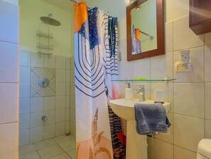 Shower, hair dryer, towels, toilet paper - Welcome to CnH Costa Verde: Charming 1-bedroom condo with AC in sunny Coco (Coco)