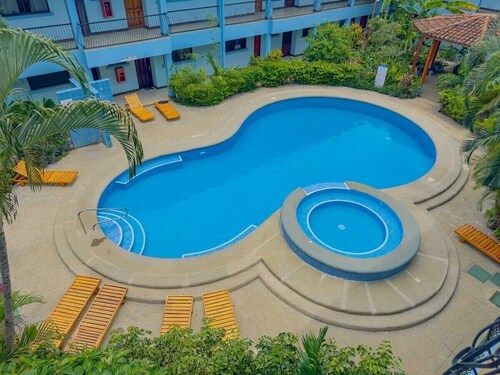 Welcome to CnH Costa Verde: Charming 1-bedroom condo with AC in sunny Coco