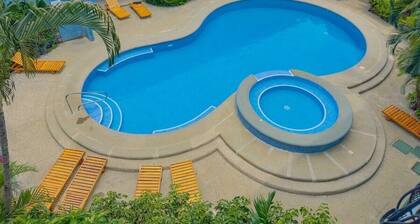 Welcome to CnH Costa Verde: Charming 1-bedroom condo with AC in sunny Coco