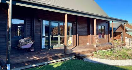 Lavender Lodge - Cosy family retreat, short stroll to town