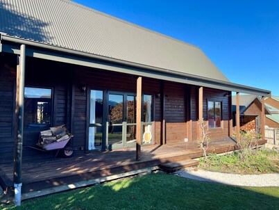 Lavender Lodge - Cosy family retreat, short stroll to town