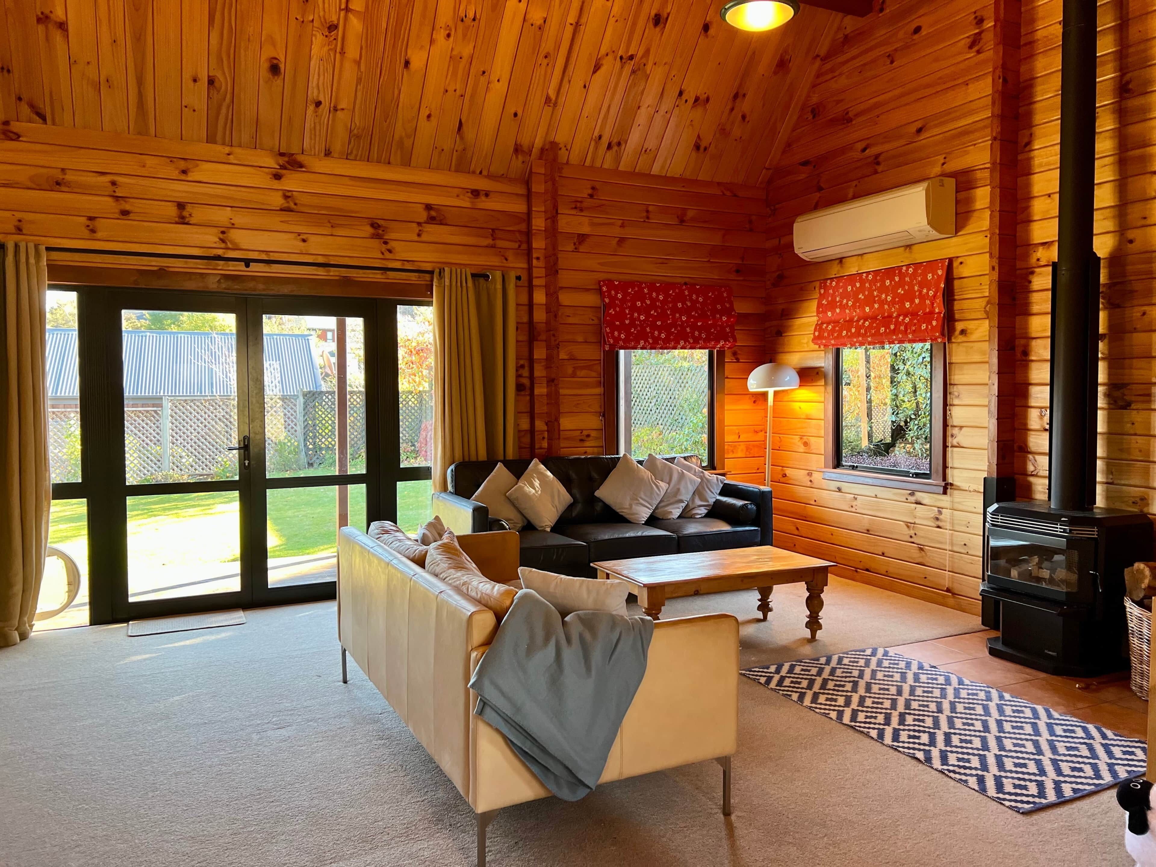 Smart TV, chimenea, libros