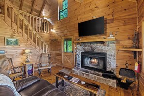 Smart TV, fireplace, foosball, books - A Bird's Eye View - Pet-Friendly Cabin in Cherry Log (Cherry Log)