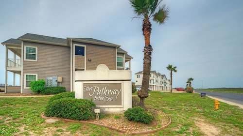 Vacation Heaven by Avantstay North Padre Stay Gulf Views + Pool Access Near Whitecap Beach