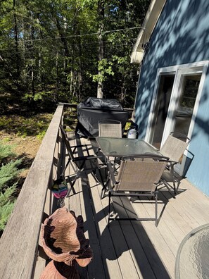 Outdoor dining - Bright Updated Chalet Beaches, Deck, Workstations (Madison)