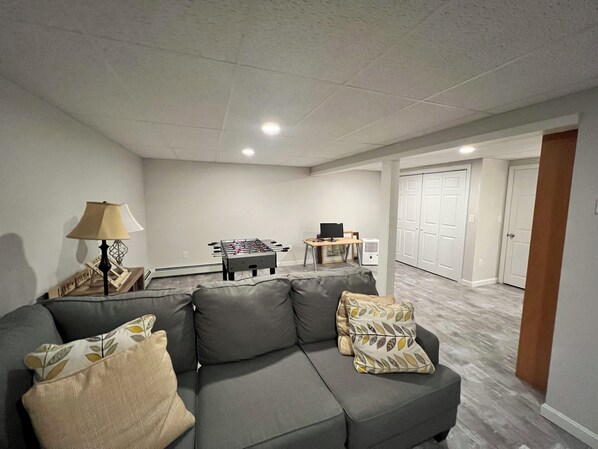 Game room - Bright Updated Chalet Beaches, Deck, Workstations (Madison)