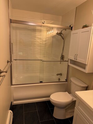 Bathroom - Bright Updated Chalet Beaches, Deck, Workstations (Madison)