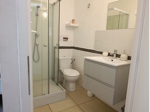 Dusch, hårtork, handdukar och tvål