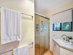 Een douche, een haardroger, handdoeken, zeep