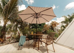 Outdoor dining - Pyramids in Florida – Classic Pyramid (2BR/1BA) (Fort Myers)