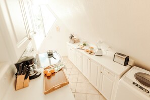 Fridge, microwave, oven, stovetop - Classic Pyramid – Fort Myers' Most Unique Hideaway (Fort Myers)