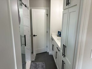 Secador de cabelo, toalhas de banho, sabonete, papel higiênico