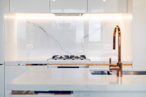 Fridge, microwave, oven, stovetop - Box Hill Whitehorse Haven 2B2BApt/Parking (Box Hill)