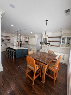 Dining - Spacious 6BR Fairburn Home, 15 Min to ATL & 30 Min to Mercedes-Benz Stadium (Fairburn)