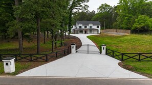 Exterior - Spacious 6BR Fairburn Home, 15 Min to ATL & 30 Min to Mercedes-Benz Stadium (Fairburn)
