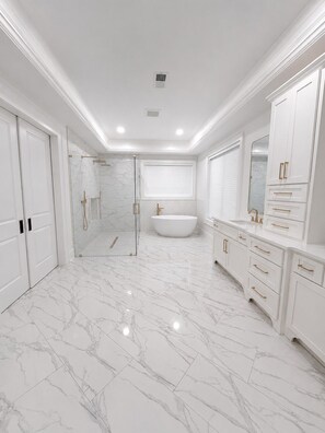 Bathroom - Spacious 6BR Fairburn Home, 15 Min to ATL & 30 Min to Mercedes-Benz Stadium (Fairburn)