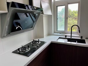 Private kitchen - Yonghe House – Modern Stay Near Lama Temple (Beijing)