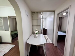 Tabla de planchar con plancha, internet y ropa de cama