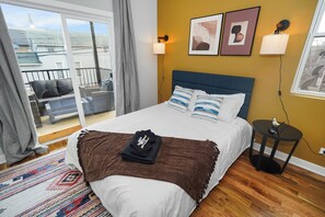 Iron/ironing board, travel crib, free WiFi, bed sheets - Urban Chicago 3BR Retreat, 5 min to West Loop (Chicago)