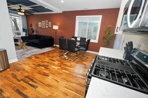 Interior - Urban Chicago 3BR Retreat, 5 min to West Loop (Chicago)
