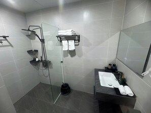 Kostenlose Toilettenartikel, Seife, Shampoo, Toilettenpapier