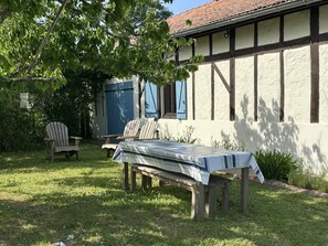Outdoor dining - Gîte d'Angouade - SAINT PAUL LES DAX (SAINT PAUL LES DAX)