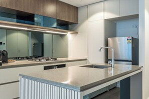 Frigorífico, microondas, horno y placa de cocina