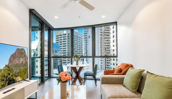 TV - Resort-Style CBD 1-Bedroom Stay Walk to Everything (Brisbane City)