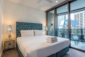 Een bureau, een strijkplank/strijkijzer, wifi, beddengoed