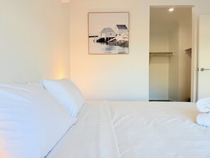 アイロン / アイロン台、旅行用ベビーベッド、WiFi (無料)、ベッドシーツ