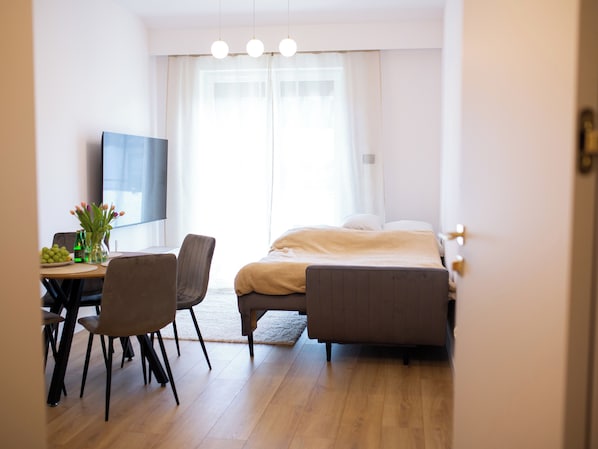 Iron/ironing board, WiFi, bed sheets