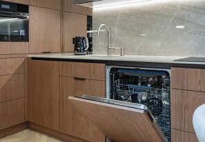 冷蔵庫、オーブン、コンロ、食器洗い機