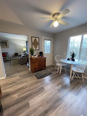 Living area - 3-Bed townhome in beautiful West Henrietta with AC, quiet area, walking trails (West Henrietta)