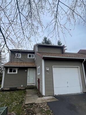 Exterior - 3-Bed townhome in beautiful West Henrietta with AC, quiet area, walking trails (West Henrietta)