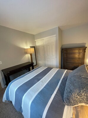 Room - 3-Bed townhome in beautiful West Henrietta with AC, quiet area, walking trails (West Henrietta)
