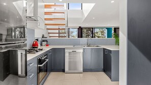 Fridge, microwave, oven, stovetop - Bruma on Bowen - Opposite Shark Net Beach (Huskisson)