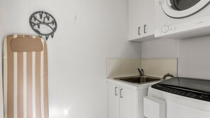 Interior - Bruma on Bowen - Opposite Shark Net Beach (Huskisson)