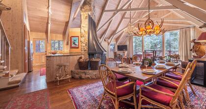 Reid Ski Lodge: A spacious retreat for 14 in Olympic Valley with hot tub. Pets OK!