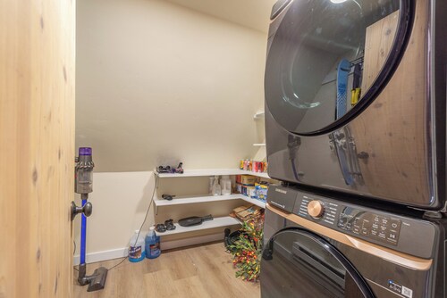Reid Ski Lodge: A spacious retreat for 14 in Olympic Valley with hot tub. Pets OK!