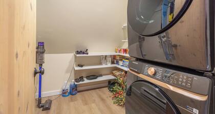 Reid Ski Lodge: A spacious retreat for 14 in Olympic Valley with hot tub. Pets OK!