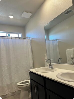 Bathroom - Prime Location Residence (Manteca)