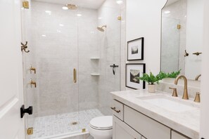 Bathroom - Bright & Modern Private 2 Bedroom Suite in Highland (Highland)