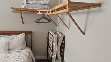 1 dormitorio, escritorio, tabla de planchar con plancha y cuna de viaje