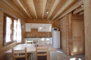 Fridge, microwave, oven, dishwasher - Le Gîte de Serre-Bas - BESSE ET SAINT ANASTAISE (BESSE ET SAINT ANASTAISE)
