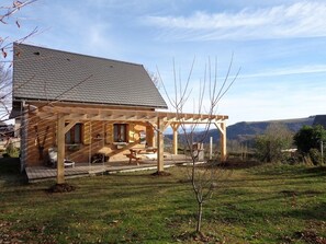 Terrace/patio - Le Gîte de Serre-Bas - BESSE ET SAINT ANASTAISE (BESSE ET SAINT ANASTAISE)