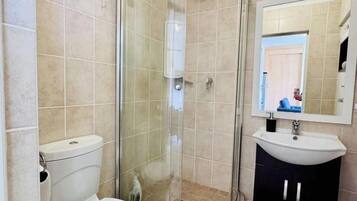 Apartment, 1 Bedroom, Smoking, Balcony | Bathroom