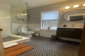 Een douche, een haardroger, handdoeken, zeep
