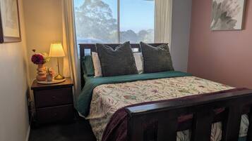 Desk, iron/ironing board, WiFi, bed sheets