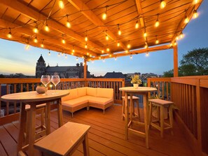 Outdoor dining - Luxury Home with Rooftop Decks - Walk To Stadiums (Baltimore)