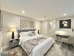 Room - Luxury Home with Rooftop Decks - Walk To Stadiums (Baltimore)